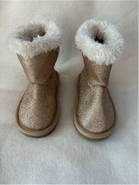 Girls Unbranded Glitter Faux Fur Boots Size 9 Gold White